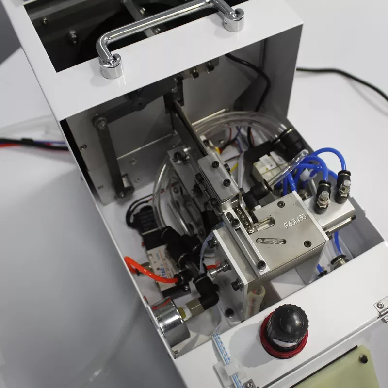 Handheld screwdriver to tighten glasses with automatic screw feeding system