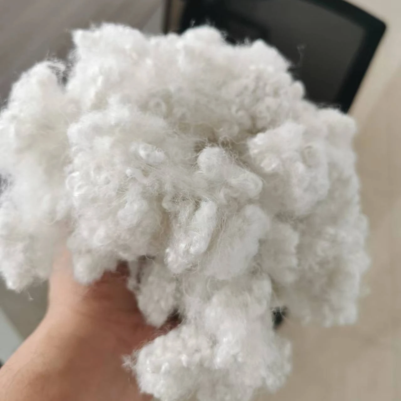 wholesale high quality no fluorescence  fiber harden PET bottle recycled fiber making for big sofa  mattress cushion