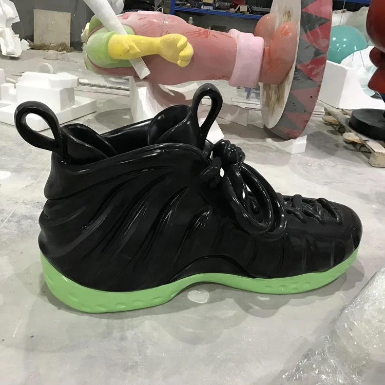 Fiberglass large sports shoe model Resin fiber decoration custom An outdoor welcoming statue Resin handicraft factory