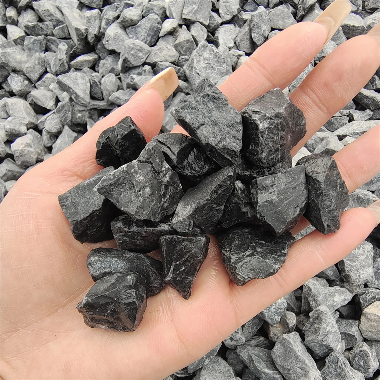Outdoor Decoration Garden Wall Pebble Stone River Stone Floor Paving Anti-slip Stone Courtyard Popular Polished Black Packaging