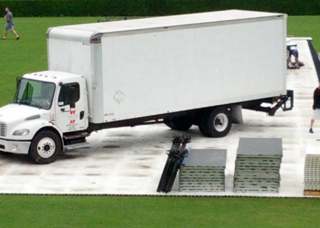 Plastic wedding event modular ground party floor cover wedding floor tile for grass protection