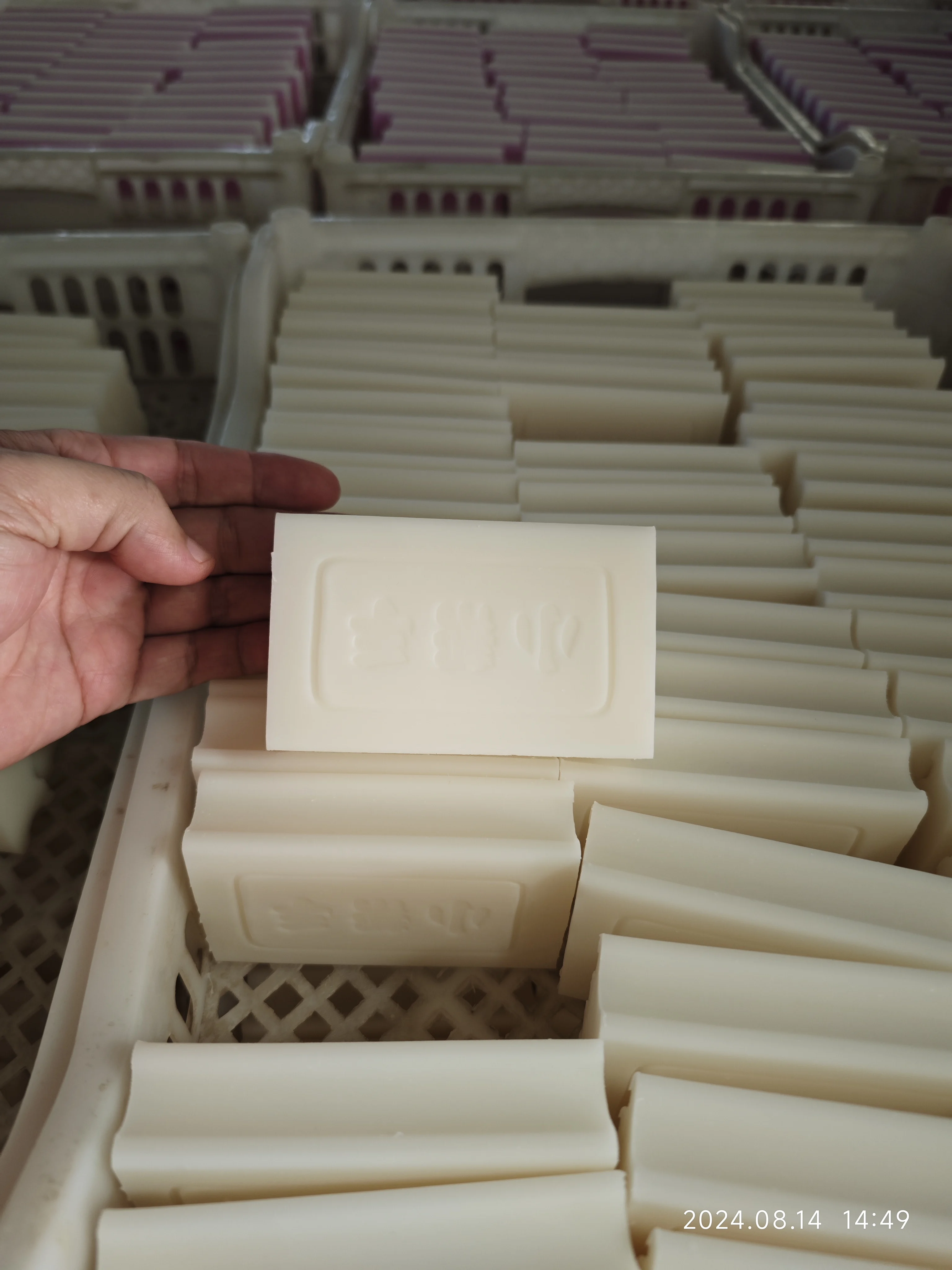 High-Efficient Solid Laundry Bar Soap with Long-Lasting Fragrance Factory-Priced for Effective Stain Removal