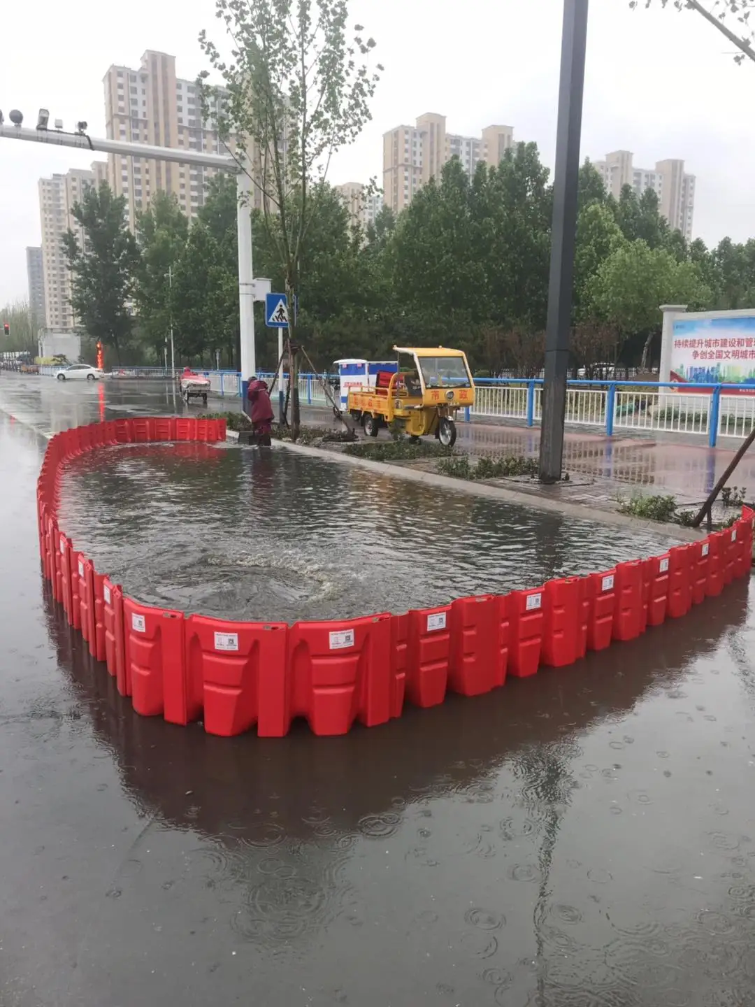 emergency flood barriers quick deploy plastic water divert for highway road traffic safety