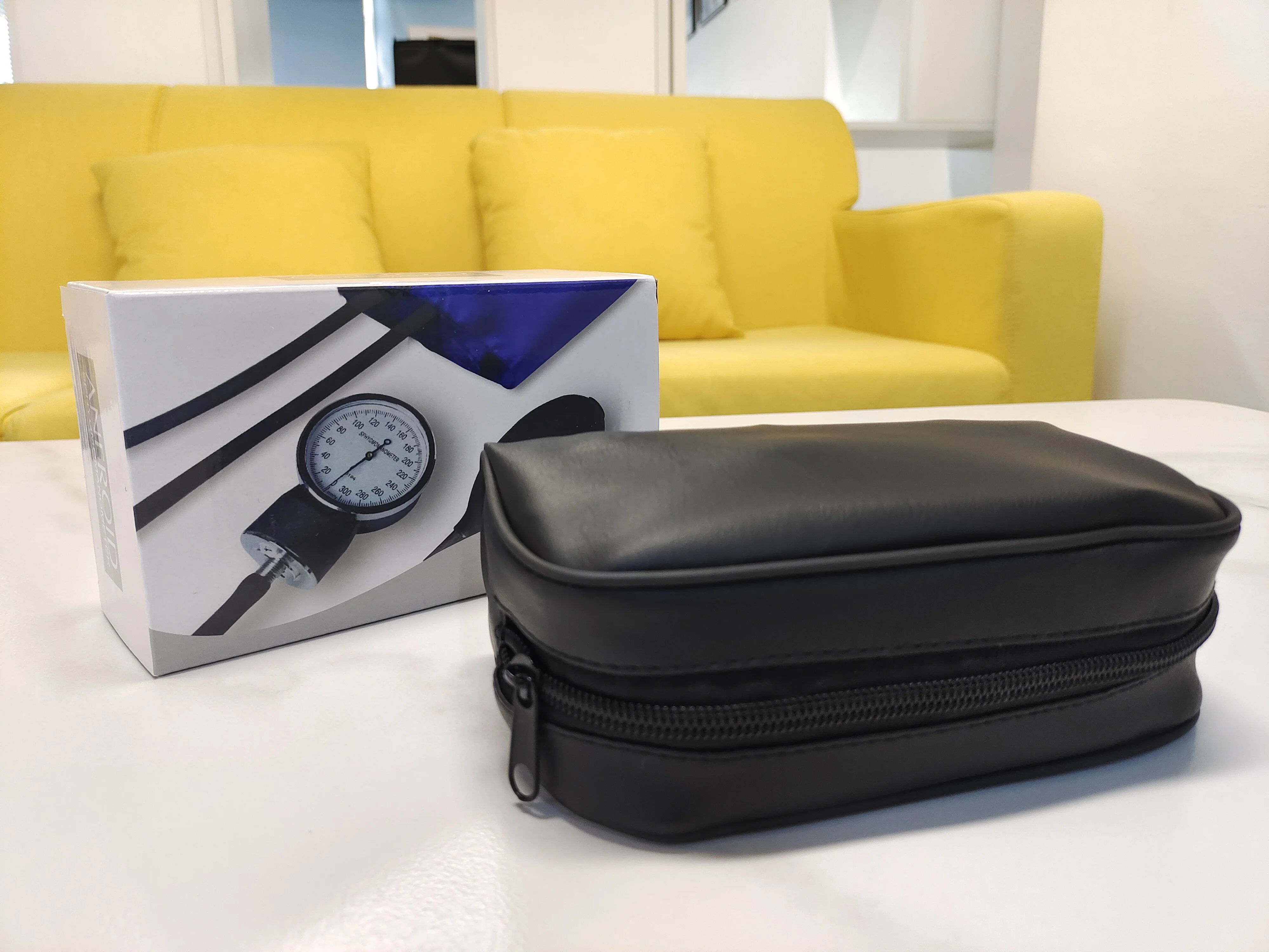 Medical aneroid sphygmomanometer with stethoscope