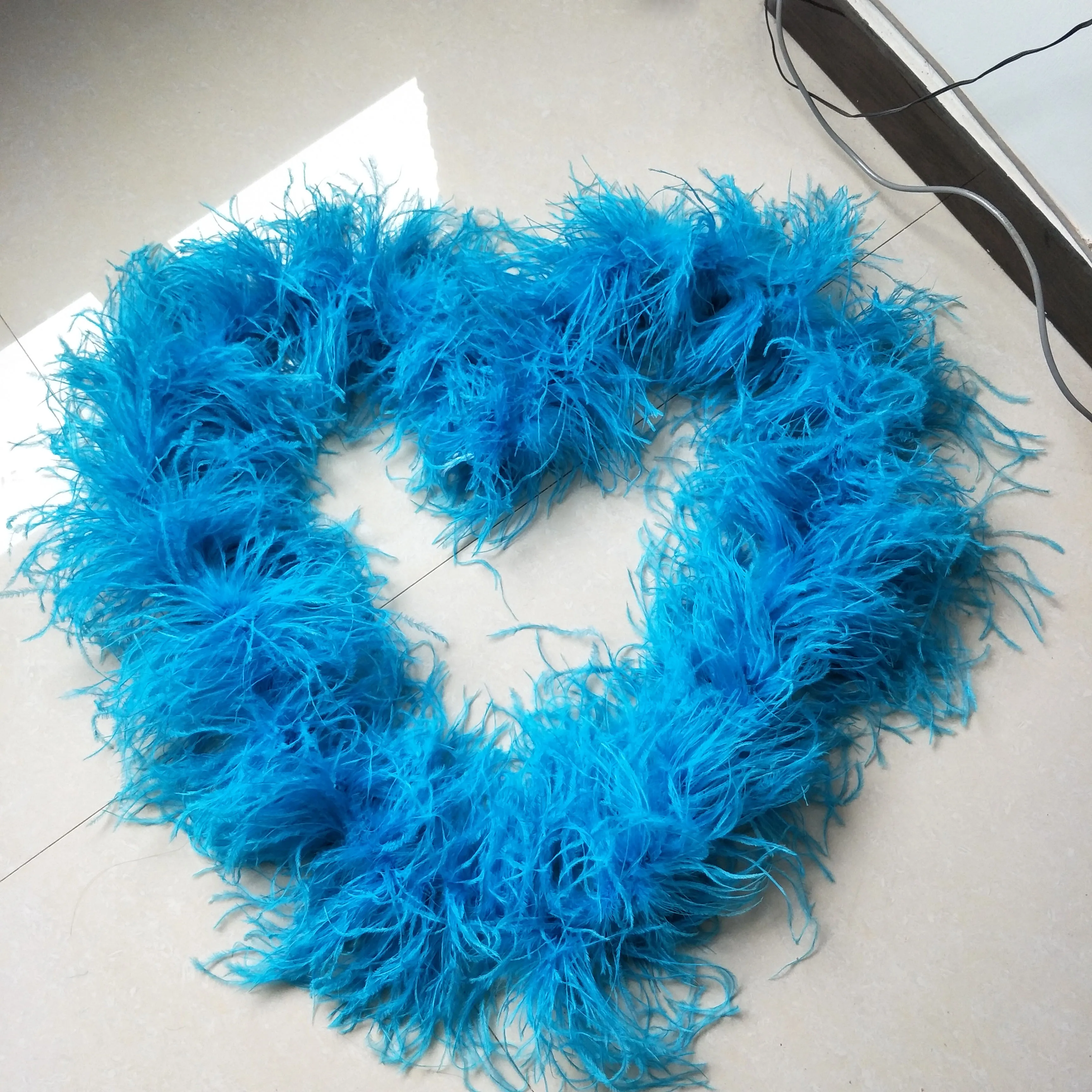 Оптовая продажа, недорогие красочные 6-слойные пушистые страусиные перья, боа для карнавальных костюмов, украшения платьев