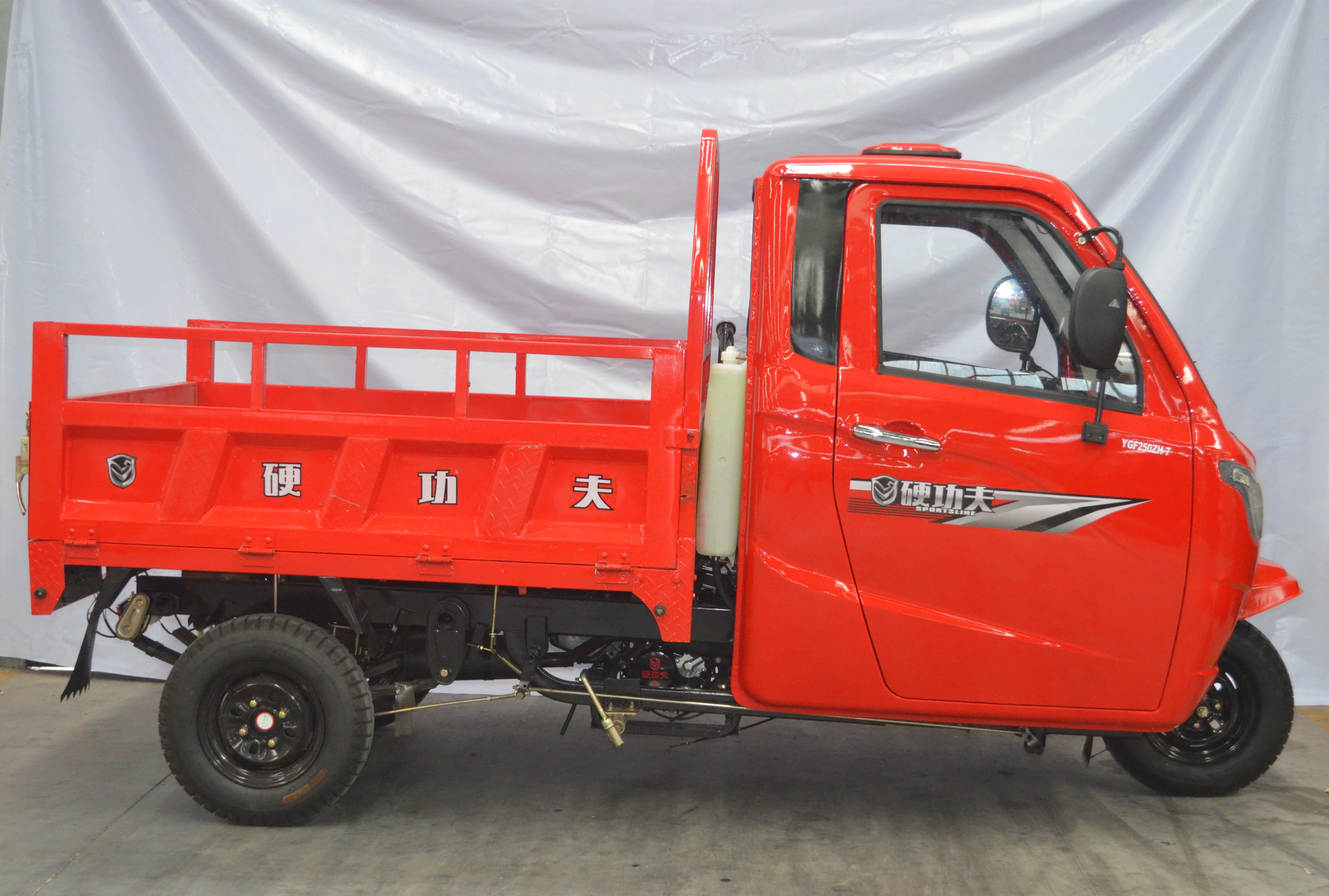 250cc Handlebar cabin cargo tricycle/enclosed three wheel  cargo  motorcycle with driving room