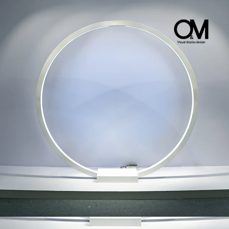 O&M Display Design Glowing Circle Bay Window Christmas Decorations Shop Window Decoration Supplies Window Displays