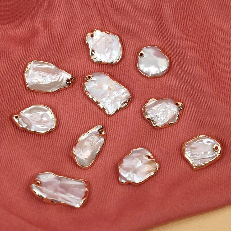 
A new type of natural fresh water pearl is wrapped around the edge of the flower with the shape of the gilt beads 