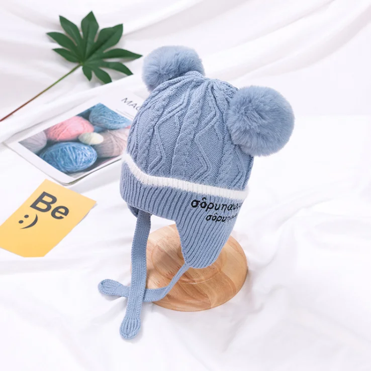 Дешевая детская вязаная шапка с двойным помпоном, вязаная шапка с вышивкой, детская шапка с защитой ушей