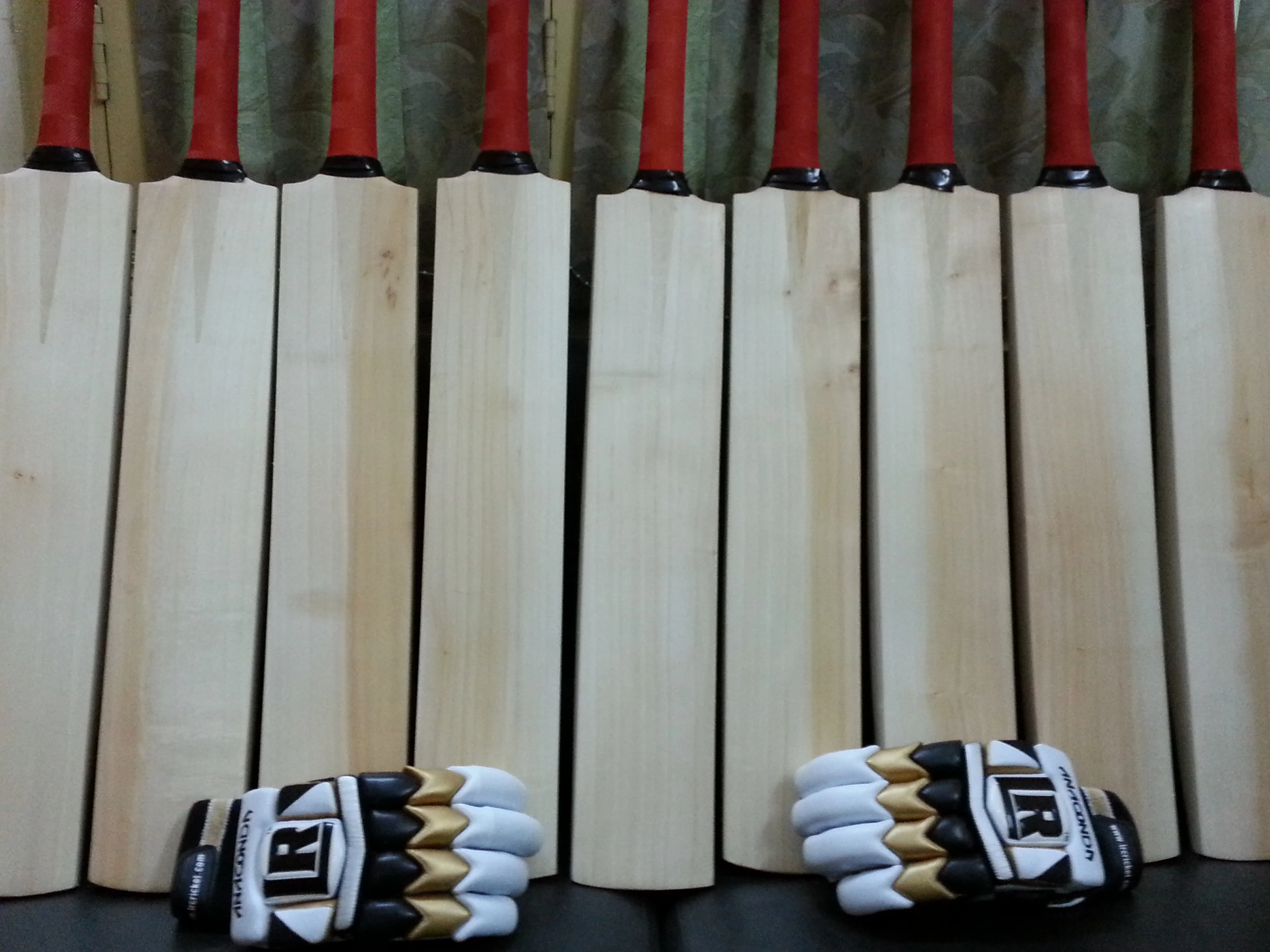 Plain English Willow Cricket Bats 2nd Grade Cricket Bats with Custom requirements High Performance Light Weight Cricket Bats A