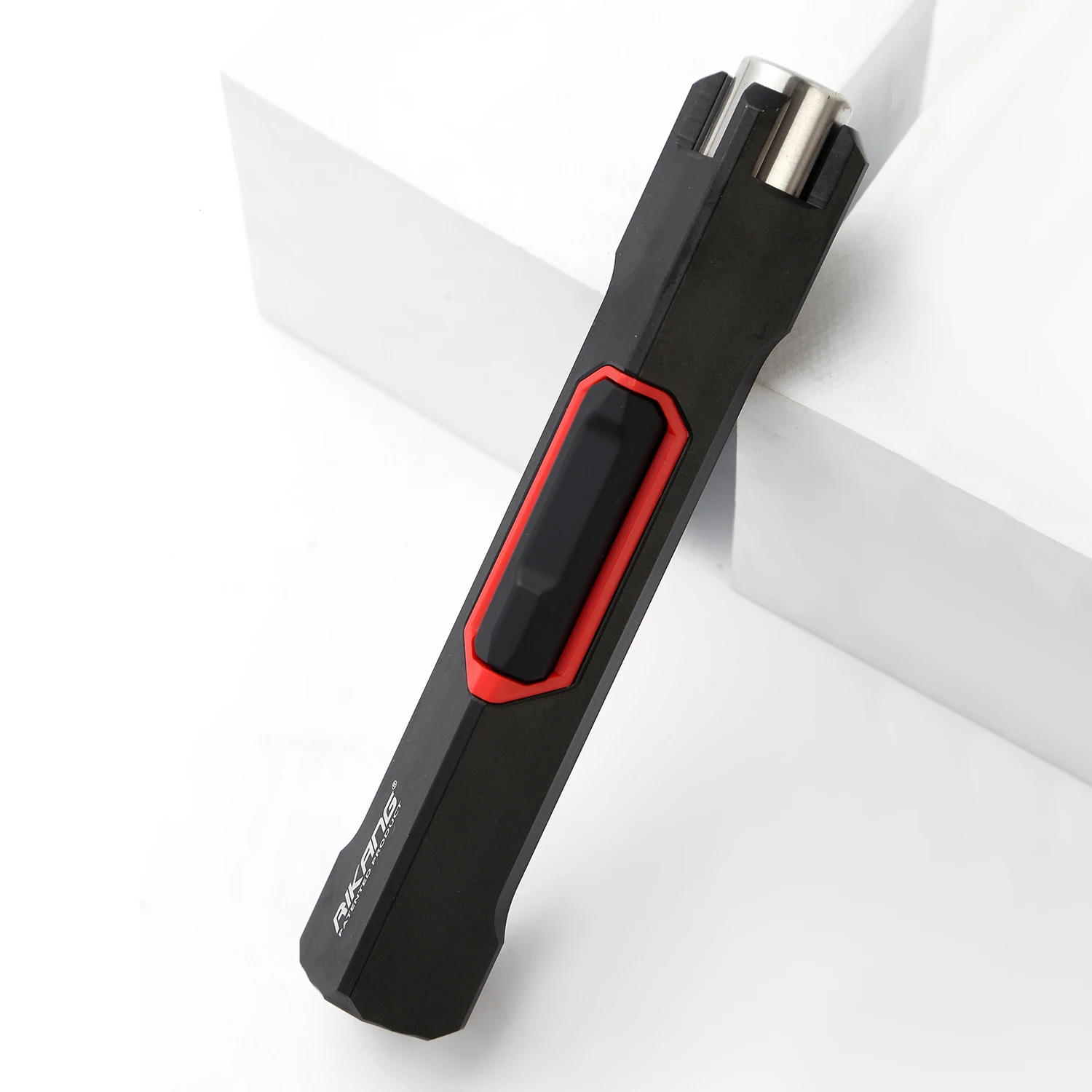 The latest style of pen ignition device can light cigarettes and be taken outdoors. Inflatable ignition device has high safety