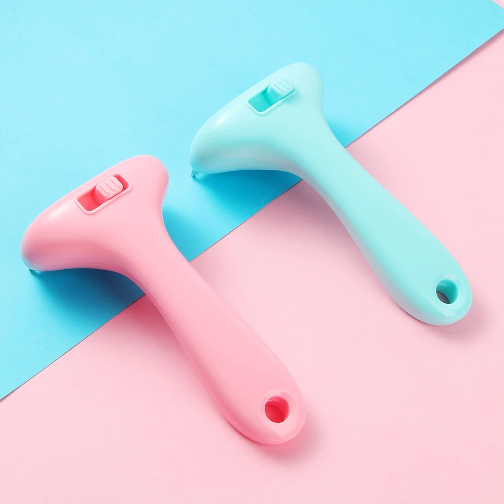 2021 New Product Pets Hair Fur Remover Trimmer Combs Dog Cat Deshedding Tools Fashion Cat Brush