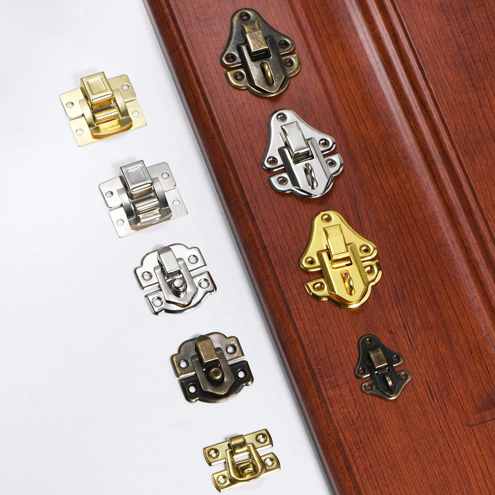 The packaging box for Chinese antique wine accessories is equipped with a professional iron buckle.