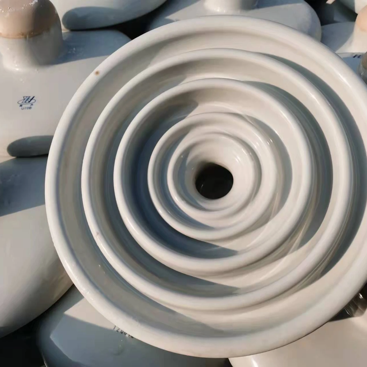 11KV  Low voltage disc porcelain insulators  XP-70