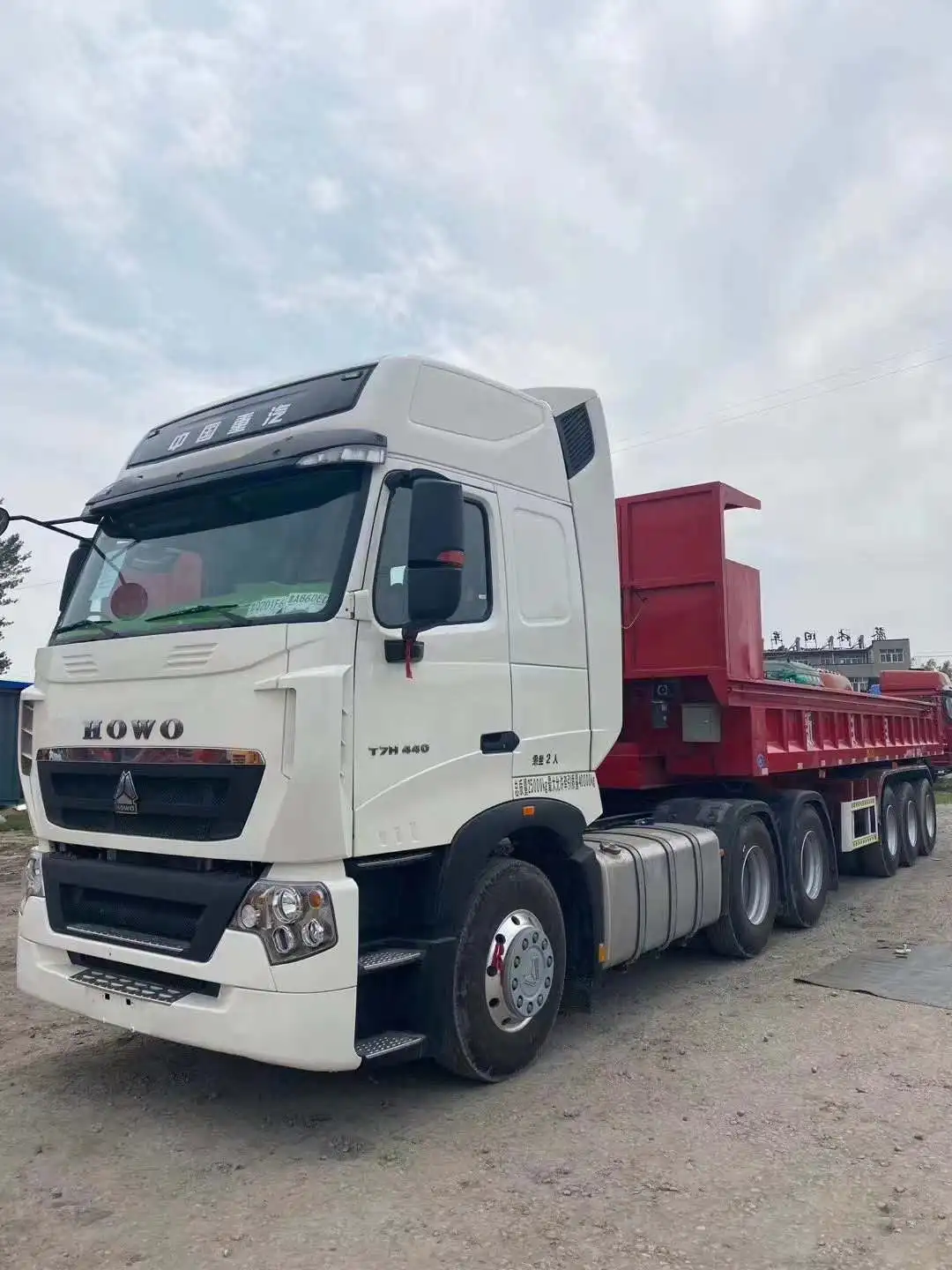 HOWO Used trailer head/tractor trucks Price