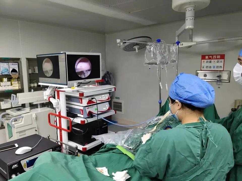 The new endoscopic camera system surgery is a complete set of laparoscopic towers with instruments
