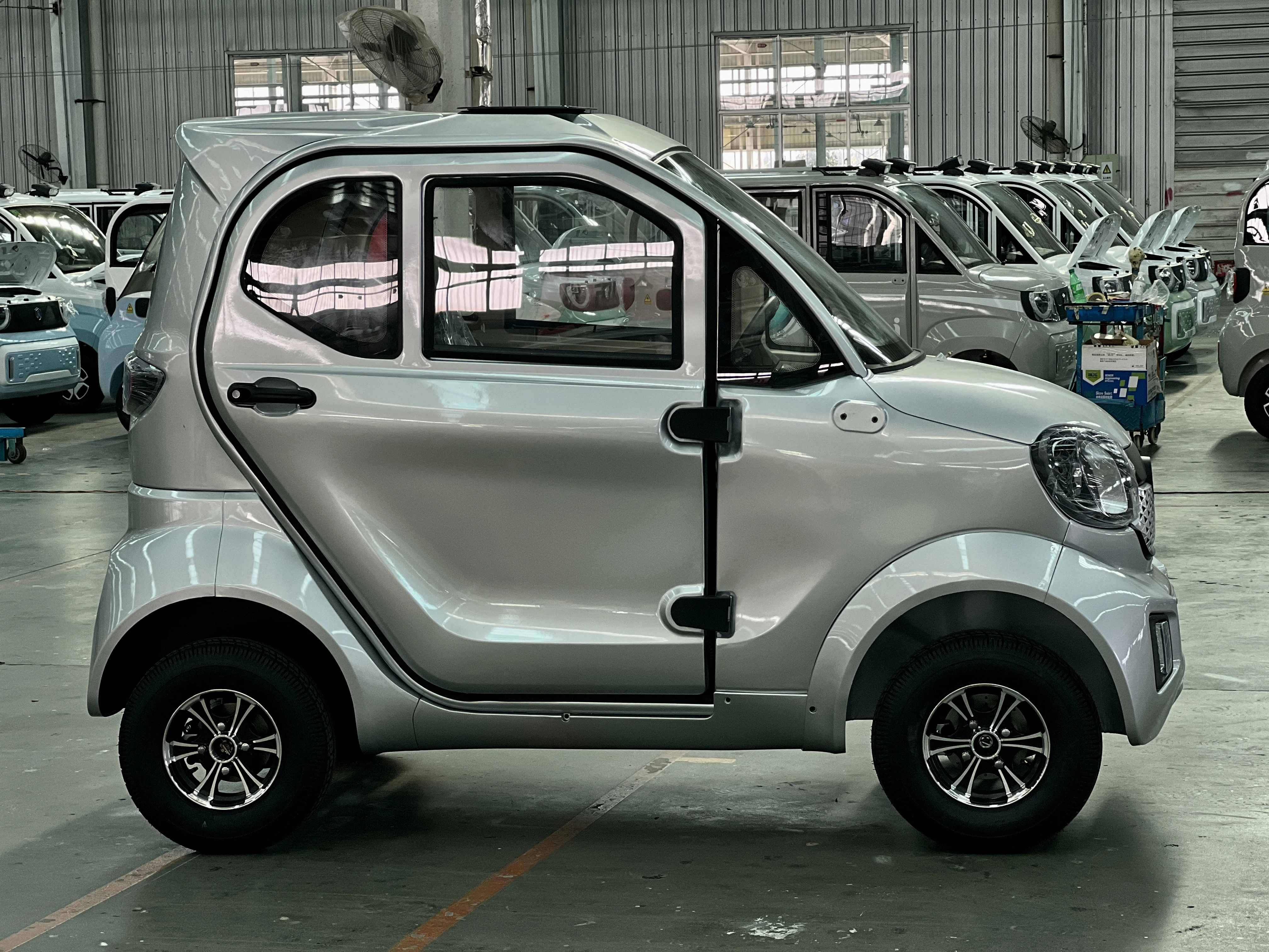 Popular Factory Supplier Mini Ev New Energy Closed Mini Electric Passenger Tricycle Car
