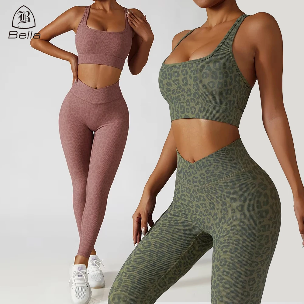 Женский спортивный костюм