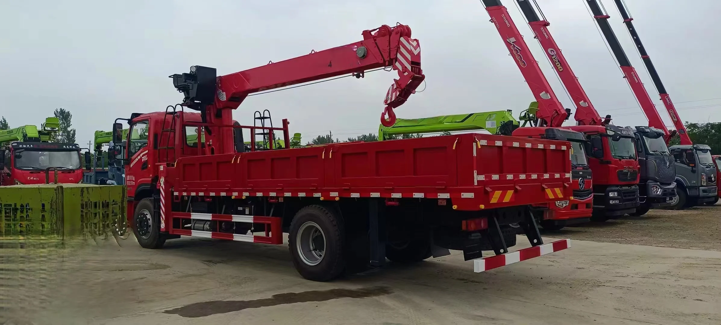 Dongfeng 4x2 Cummins 170 horsepower installation 2-ton steering knuckle truck mounted crane