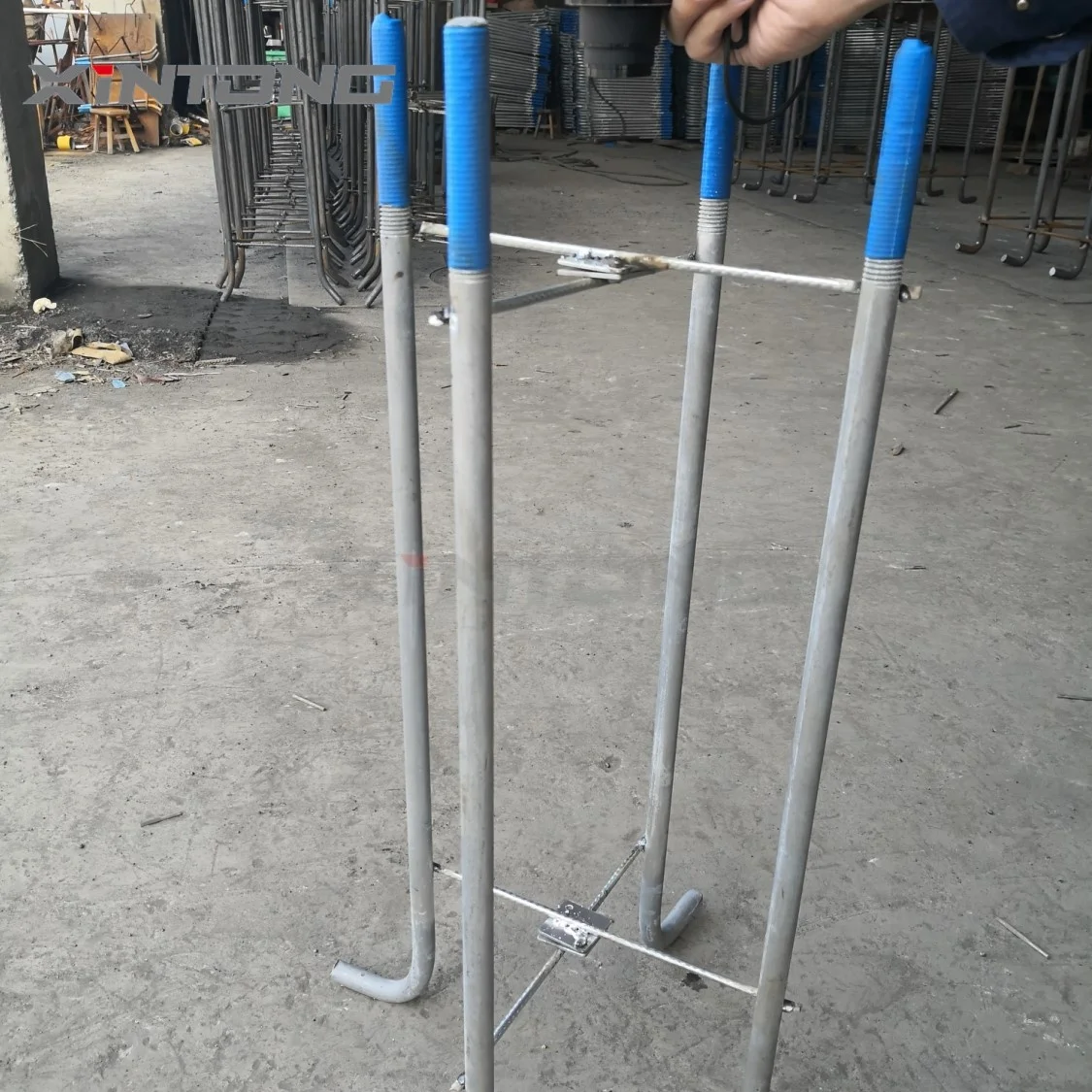 Xintong  Customize Outside High Quality China Manufacture 3M 6M 12M 25 Meters Single Arm Street Led Light Pole Solar