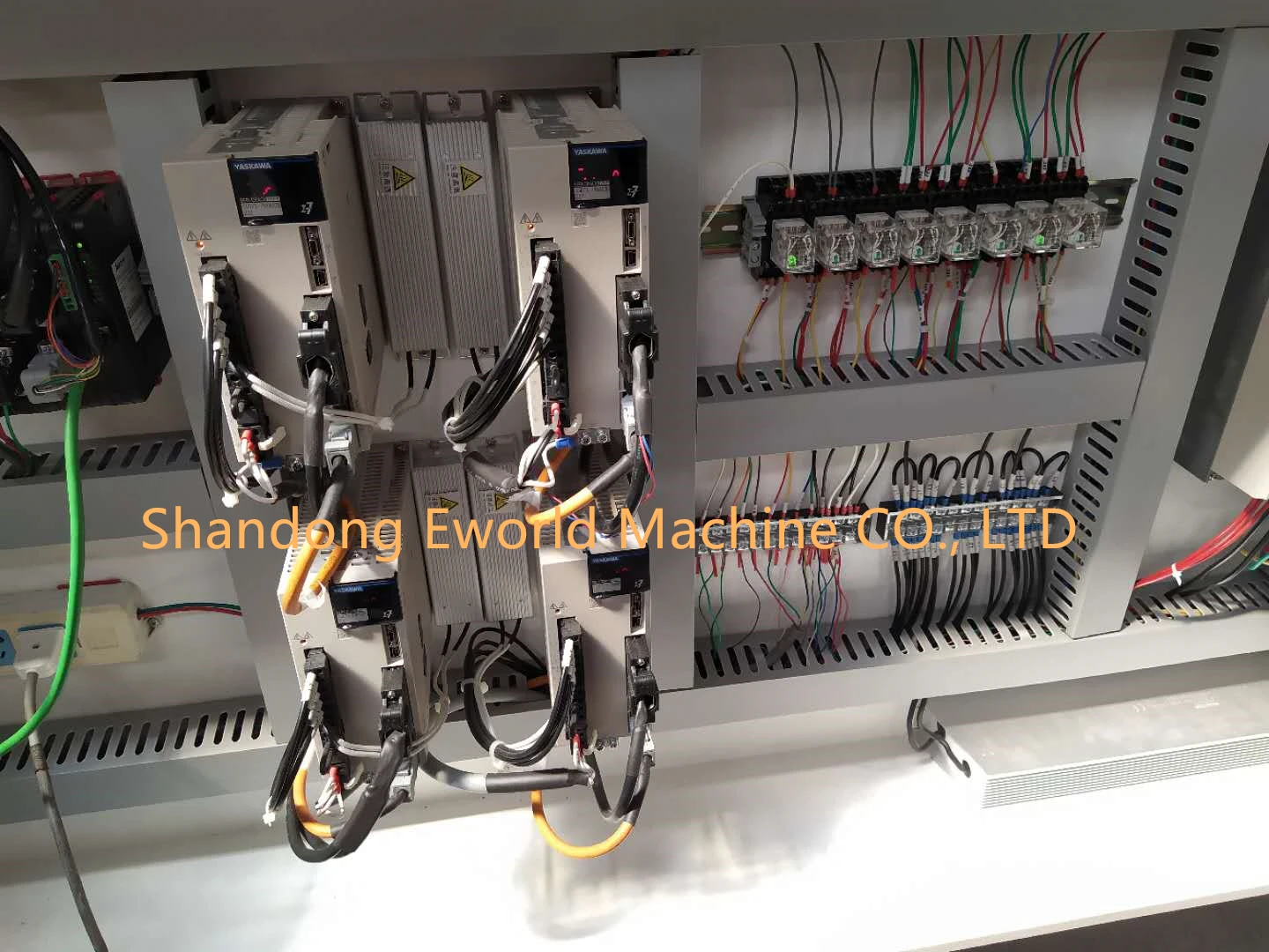 CNC Glass Processing Center With Automatically Changing Tools