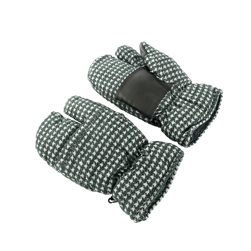 Low price Wholesale  Non-slip windproof custom  Winter warm gloves for men and women