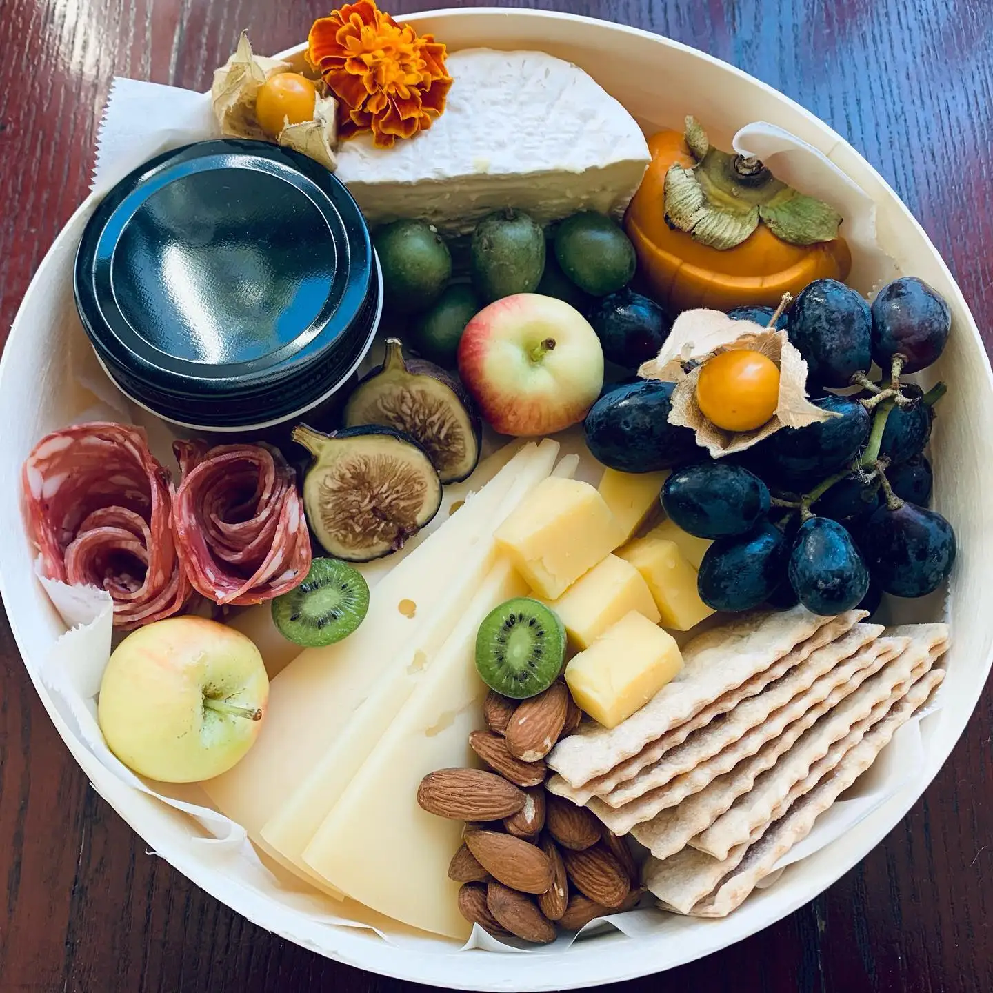 Popular Cheese Cake Snack Dessert Fruit Salad Grazing Charcuterie Wooden Round Box With Wooden Cover Christmas Gift Box