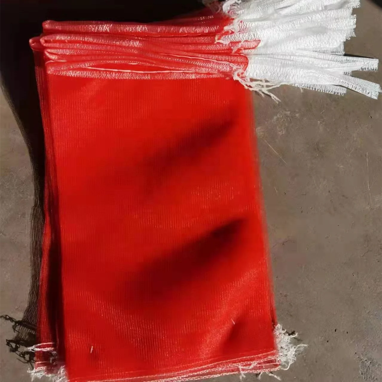 China cheap price vegetable fruit packing usage 40cm x 70cm red color Leno mesh bag for onion potato orange