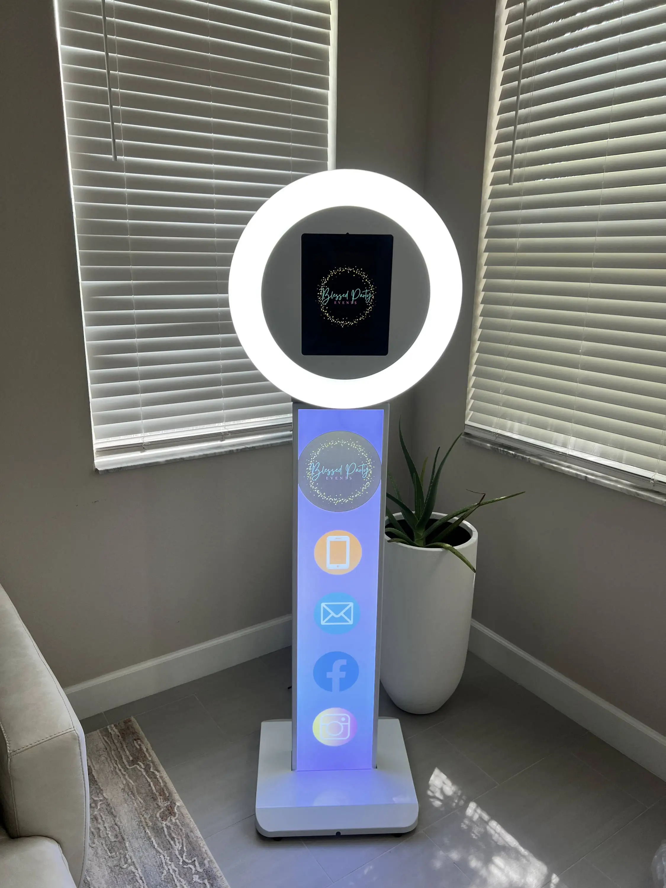 2022 New Selfie Kiosk Ring Light Ipad Booth Led Ipad Photo Booth Stand Portable Ipad Photo Booth Shell With Remote Control