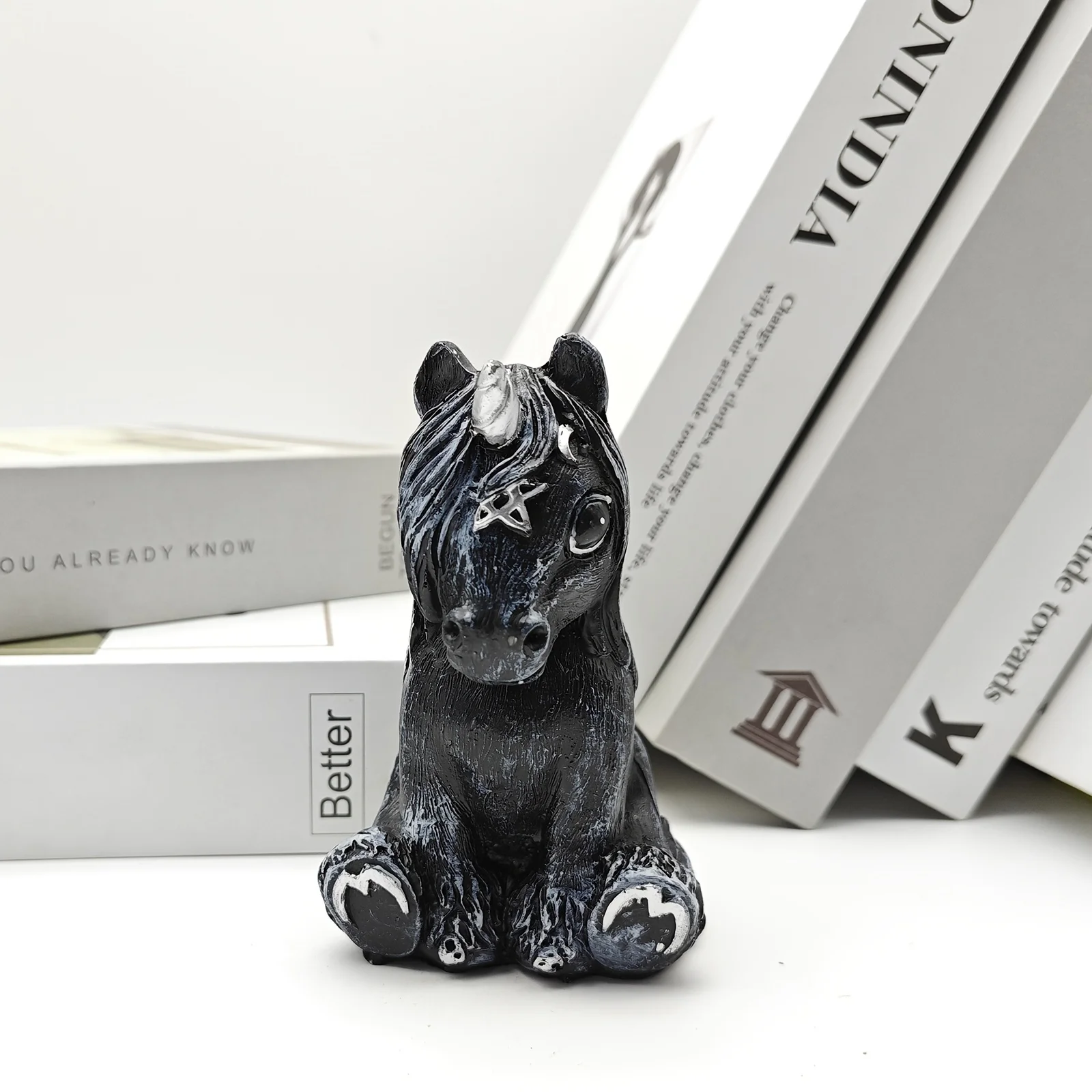 Fengzhi Factory Modern Mysterious Unicorn Courtyard Interior Tabletop Statue Decoration Resin Crafts Sculpture