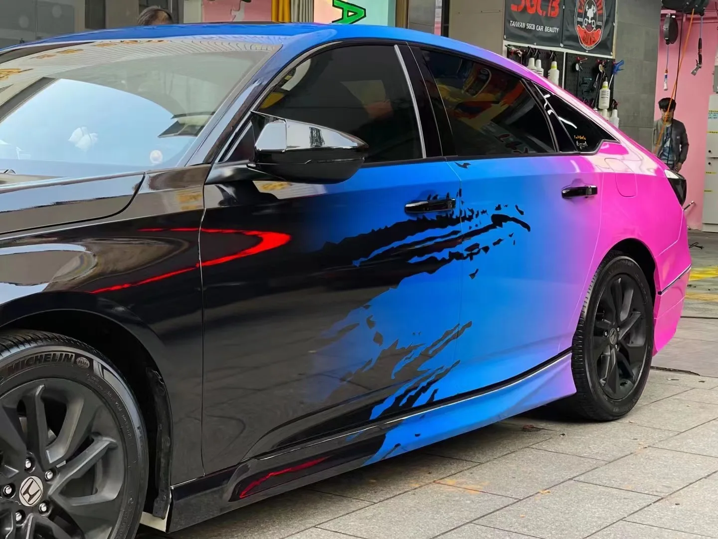 Hot selling car custom vinyl black blue pink custom gloss color changing film Car color changing dragon painting protective film