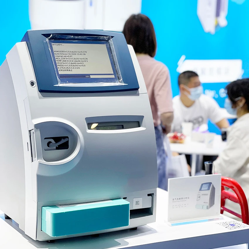 SoyMed New POCT device top quality portable dry Blood Gas analyzer machine/ Chemistry Analyzer price for sale