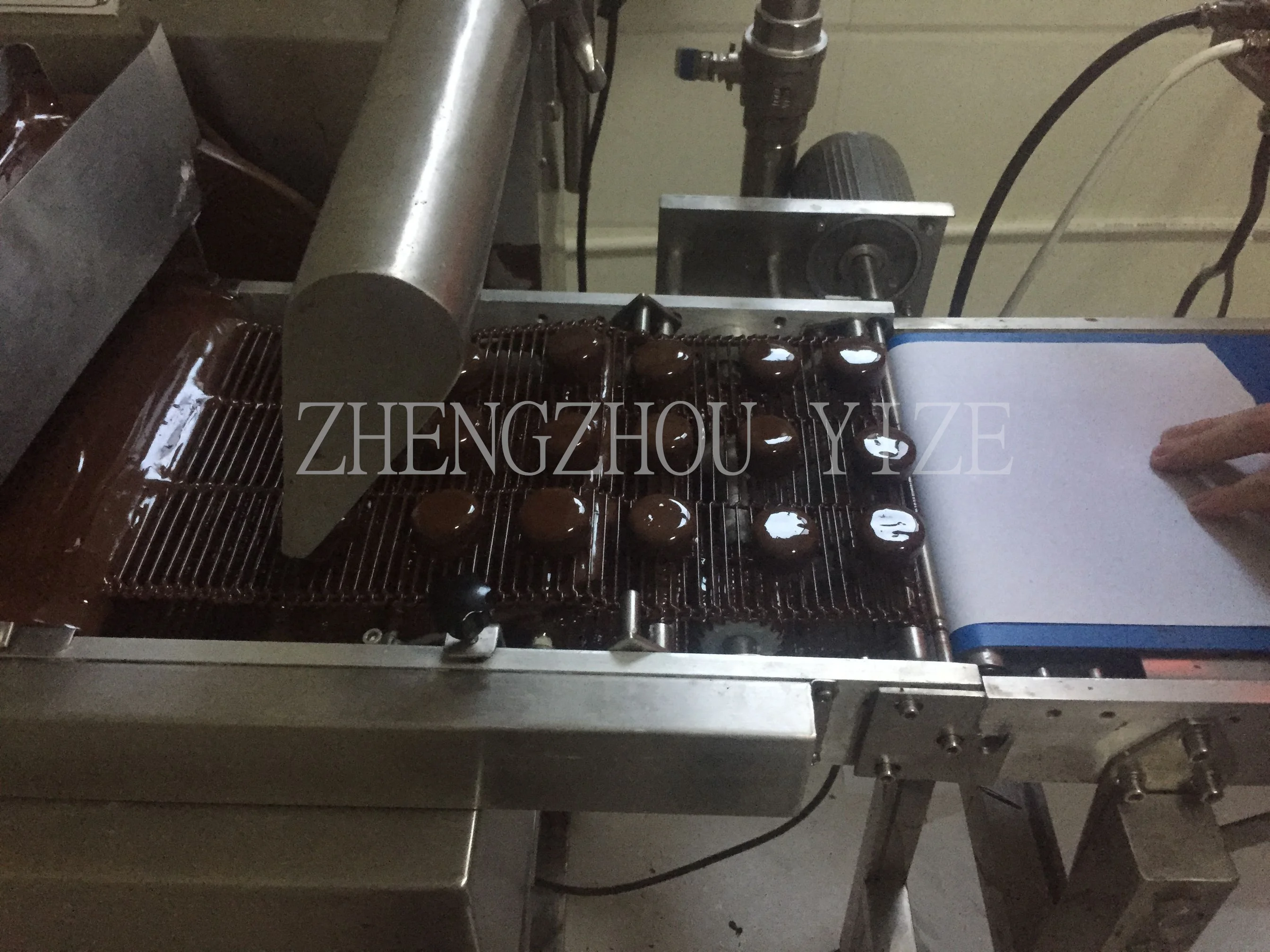 Машина для производства шоколадных батончиков с автоматическим контролем температуры машина сухофруктов сахара шоколада охлаждающим