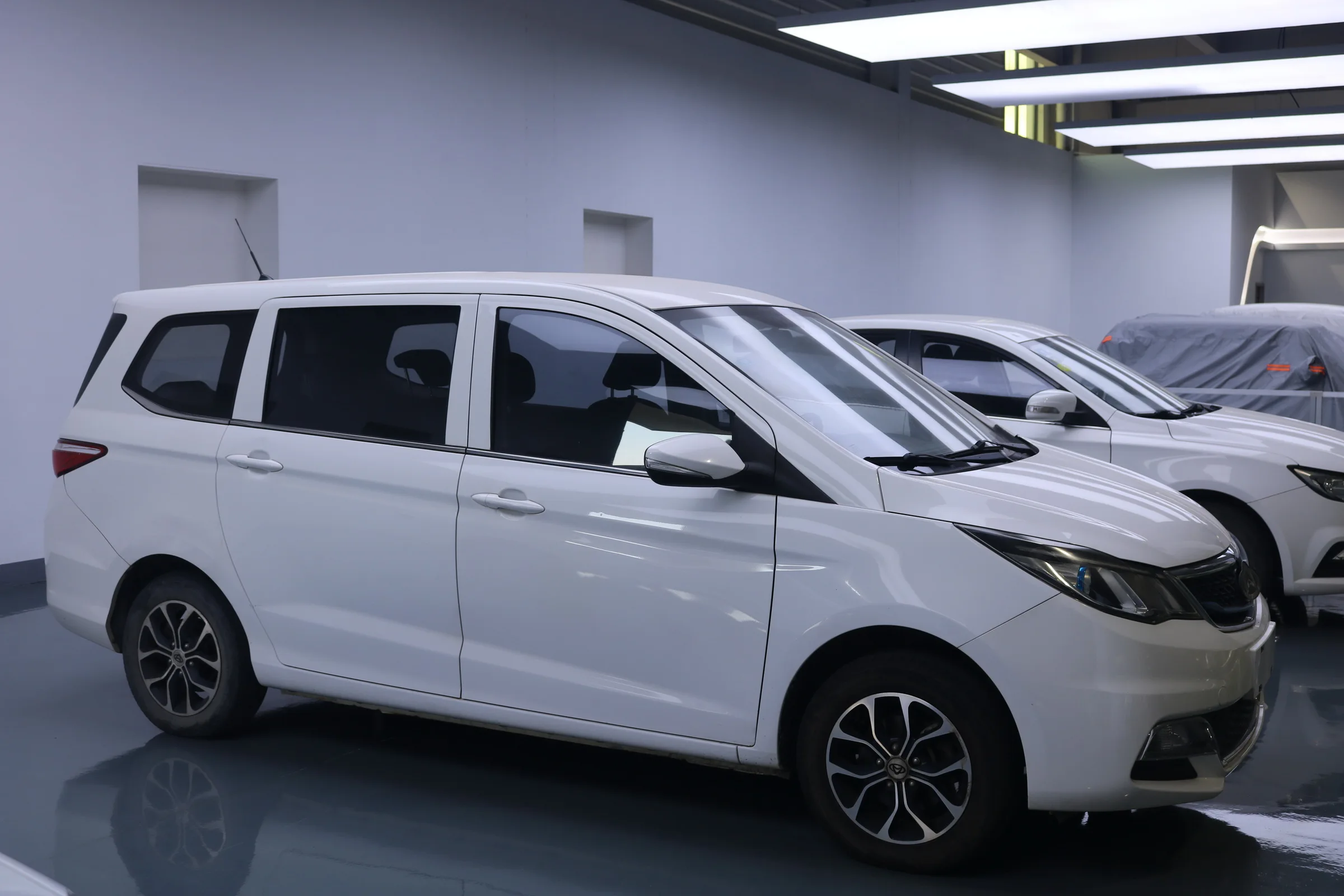 Новый Автомобиль MPV который предназначен для уменьшения углеродного следа и предлагает отличную управляемость производительность
