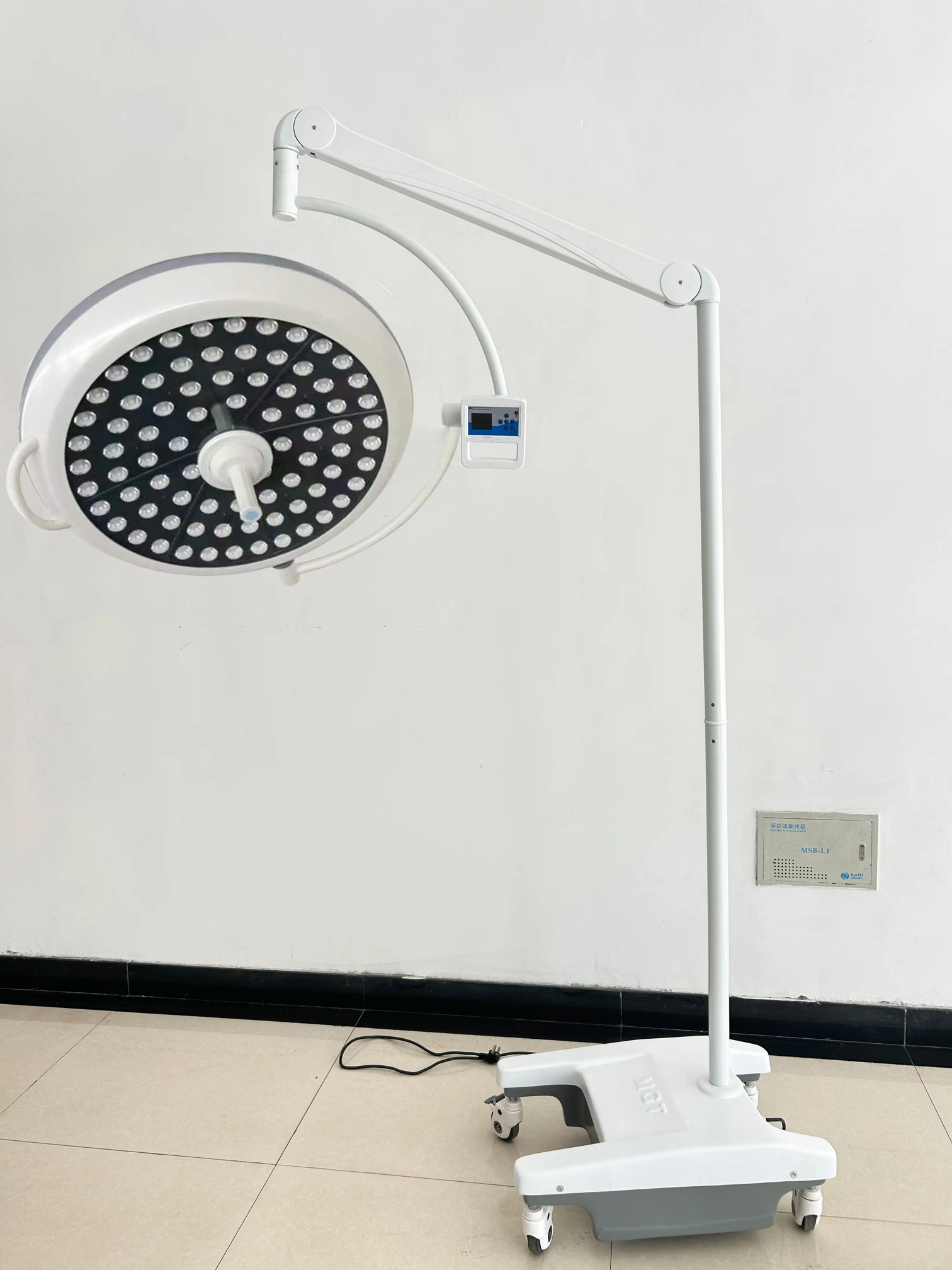 LED Mobile Vertical Surgery Light Hospital Operation Shadowless Operating Lamp with Electric Power Source Made of Metal