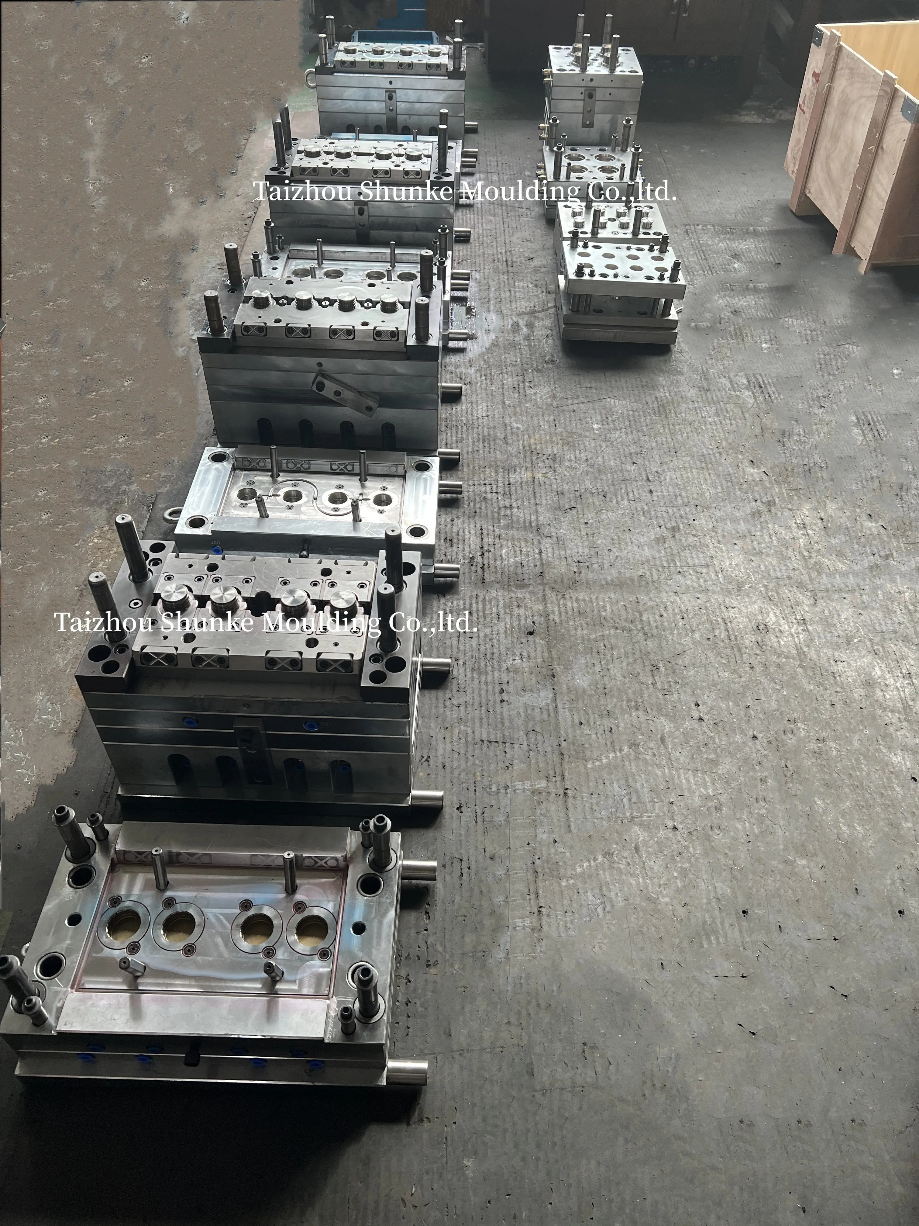 mold makers manufacturer plastic injection mold  lubricant engine oil cap injection mold