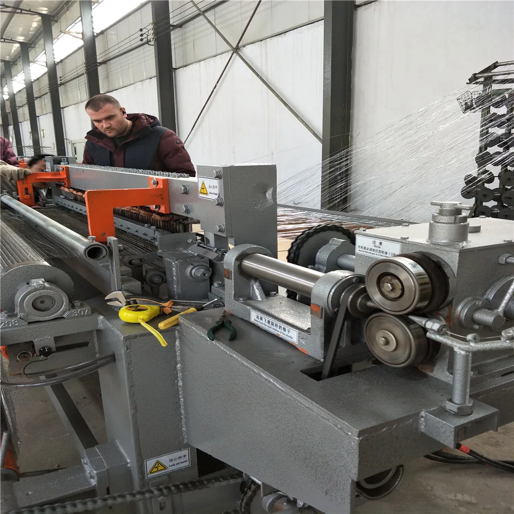 Automatic electric galvanized wire weld mesh making machine in roll
