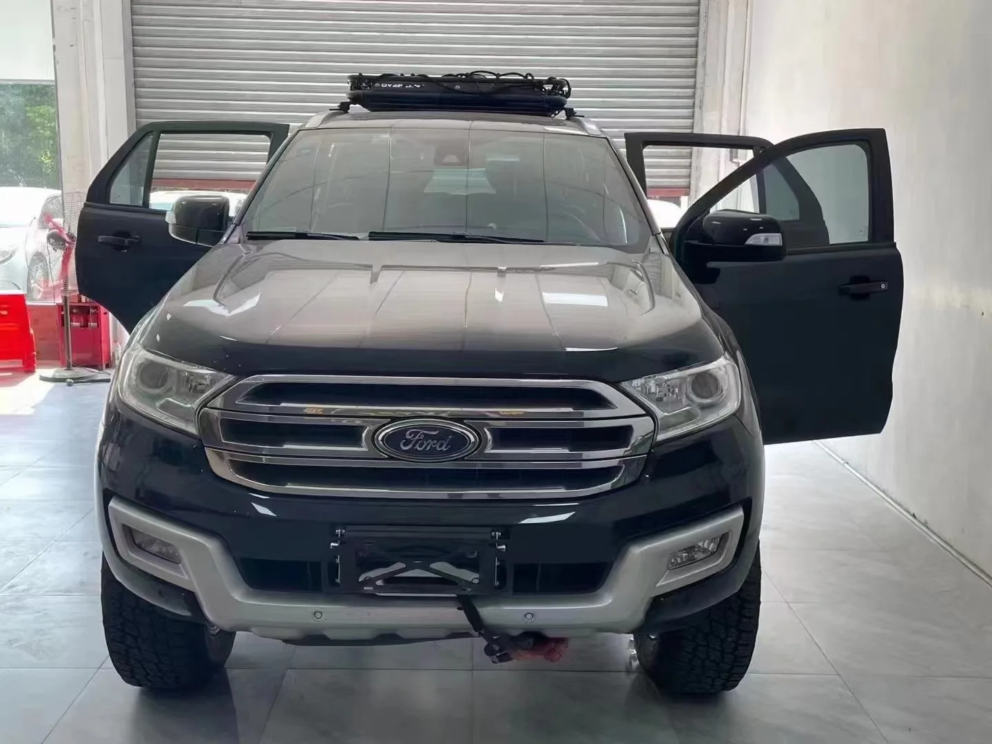 2023 new design luxury SUV car rear seat with cup hold for FORD Everest
