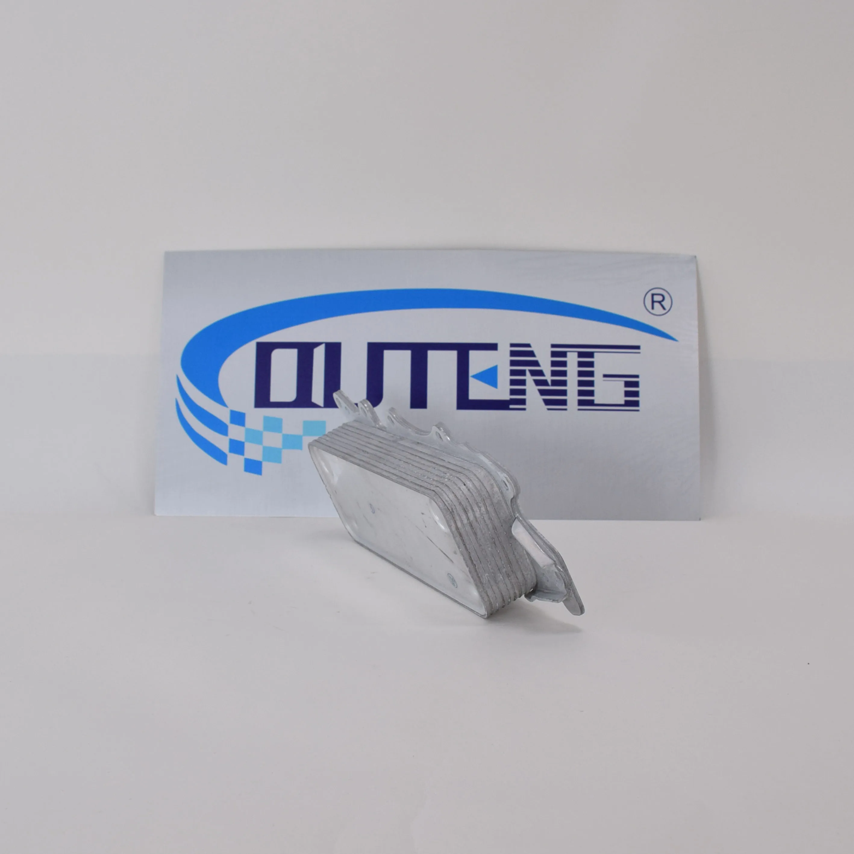 Good quality Auto Parts Engine Oil Cooler for Mercedes Benz X164 X166 X204 W164 M624 6421800165