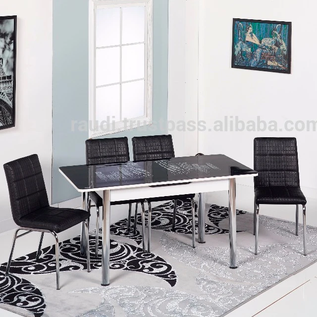 Обеденный стол с функцией автоматического складывания.