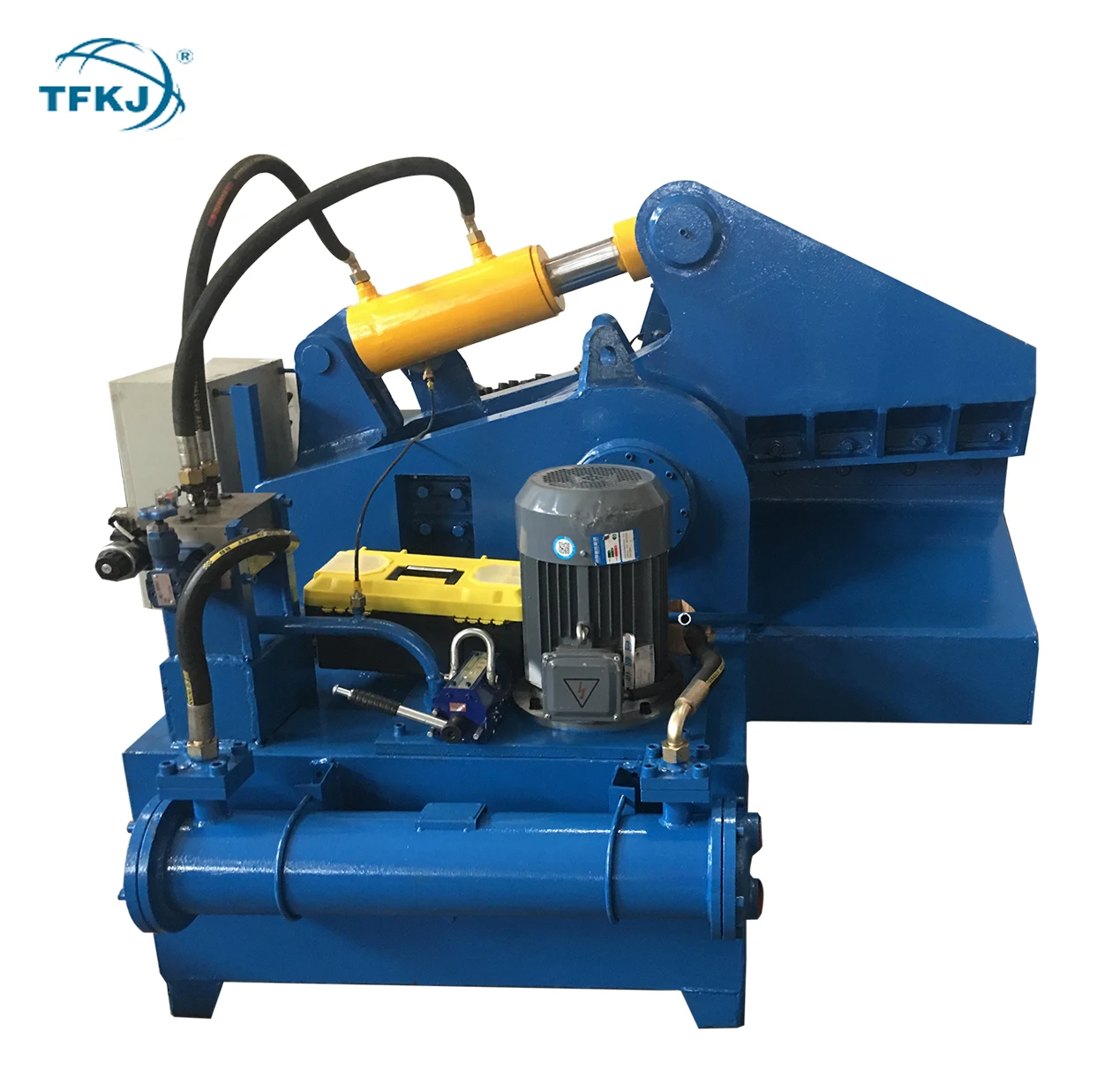 Small alligator shears for scrap metal