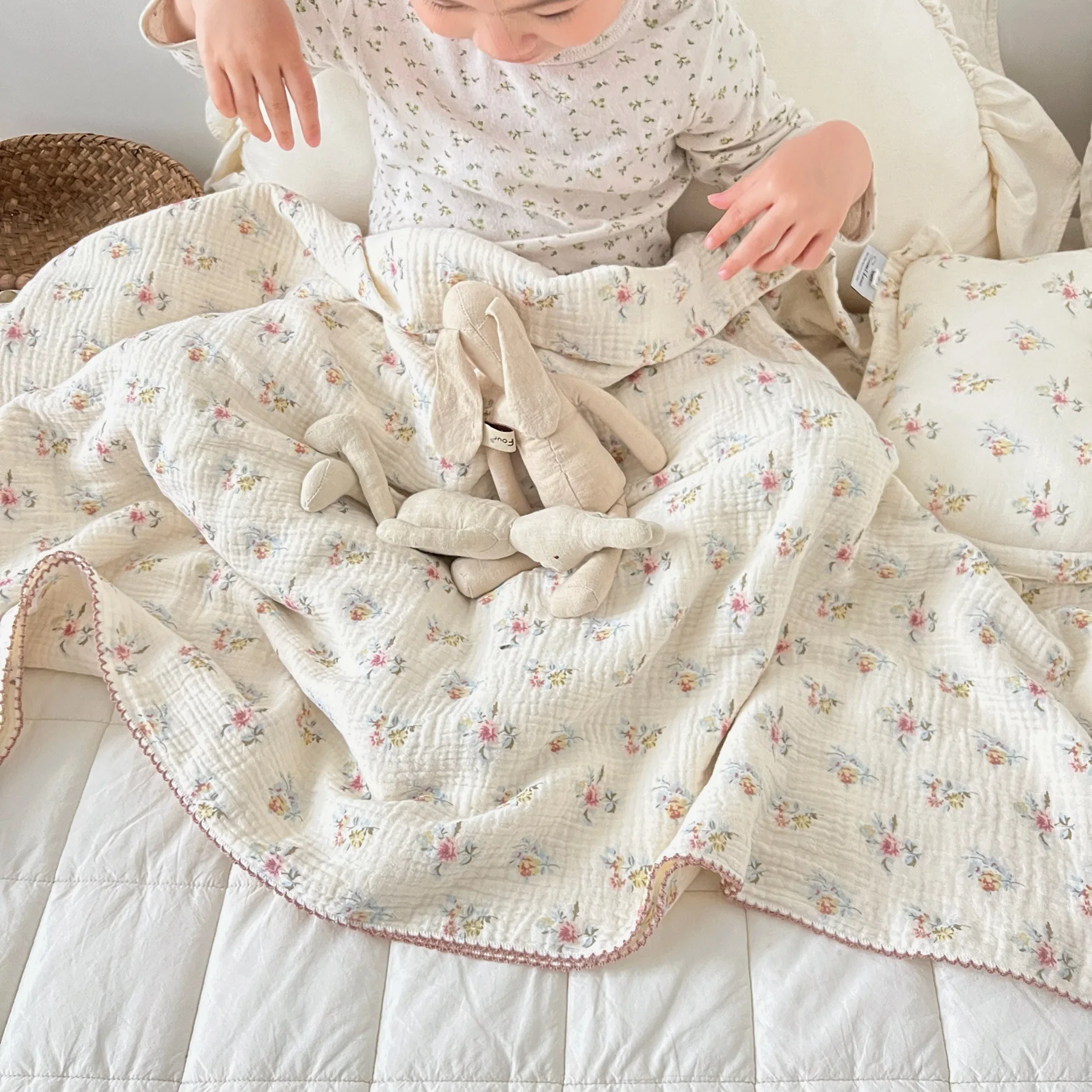 Custom  4 Layer Fluffy Pink Rose Swaddle Baby Muslin Cotton Border Bed Set Blanket Swaddle Cotton Blanket For Baby Girl