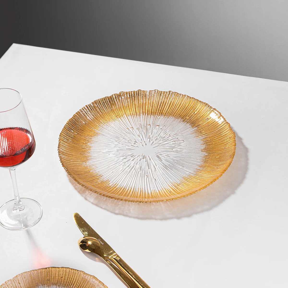 Classic  Clear Glass Charger Plate with Gold Decorative Rim Customized Glass Plates Set Charger Plates Wedding