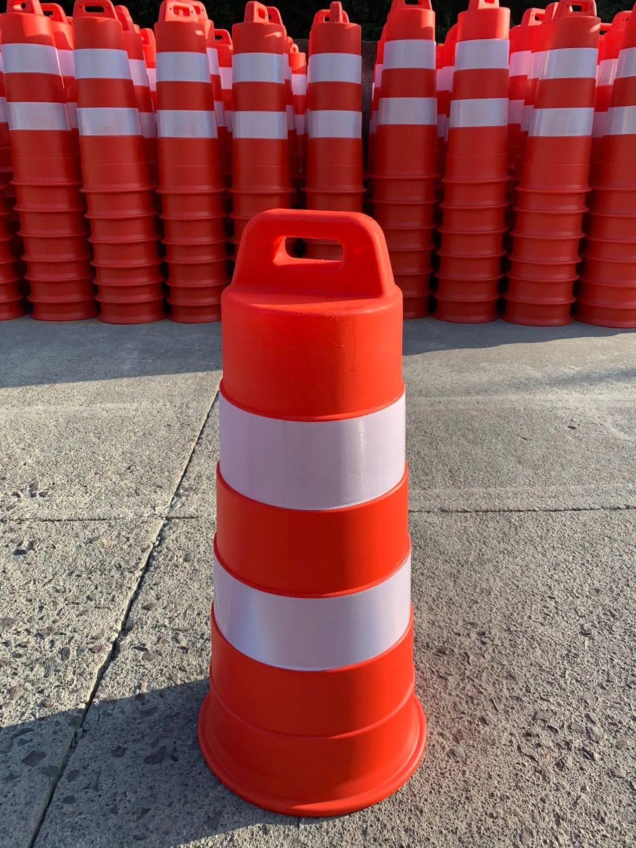 Wholesale Portable Plastic Traffic Safety Drum Stripes Construction Road Barrel Crash Bucket Rubber  1.1m Traffic Barriers