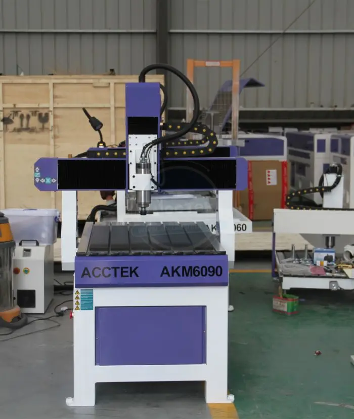  Миниатюрный алюминиевый фрезерный станок с ЧПУ Acctek AKM6090 Т-образным пазом и водяным шпинделем для мягкого металла камня