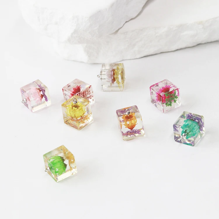 Fashion Jewelry Pendants Resin Charms Wholesale Real Dried Flower Acrylic Charms For Jewelry Making