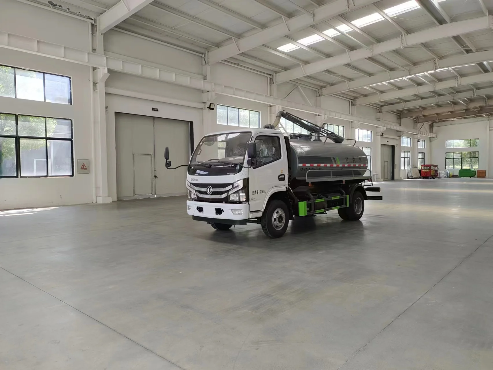 New Dongfeng 5-6 Tons Diesel Manual Sepptic Tank Pump Truck Manure Transport and Feces Pumping Truck Selling Truck
