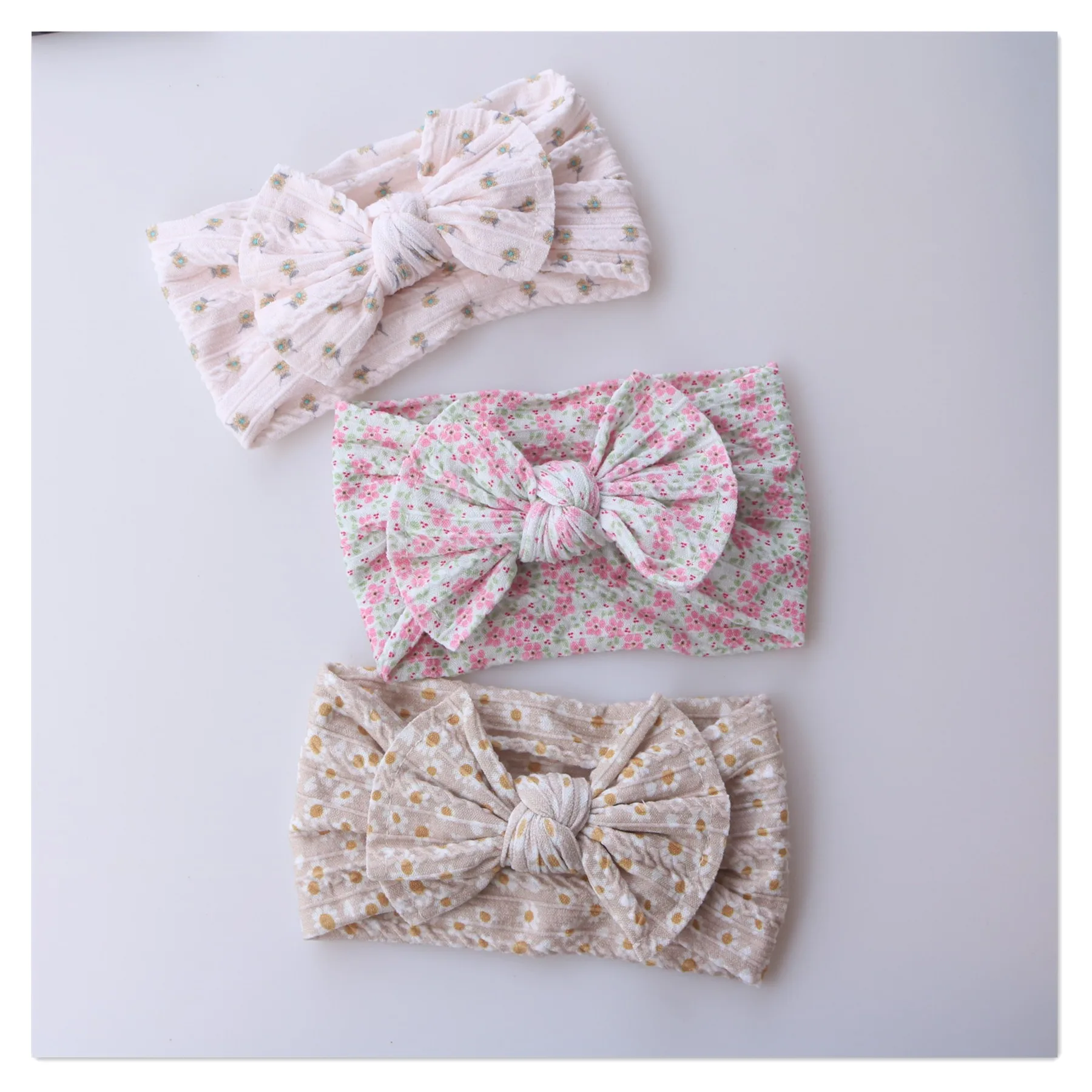 Лидер продаж цветочные принты Луки нейлон Детские Тюрбан Эластичная головная обертывания ребристые кабель вязать с бантом и повязка на голову для маленьких девочек; Аксессуары для волос