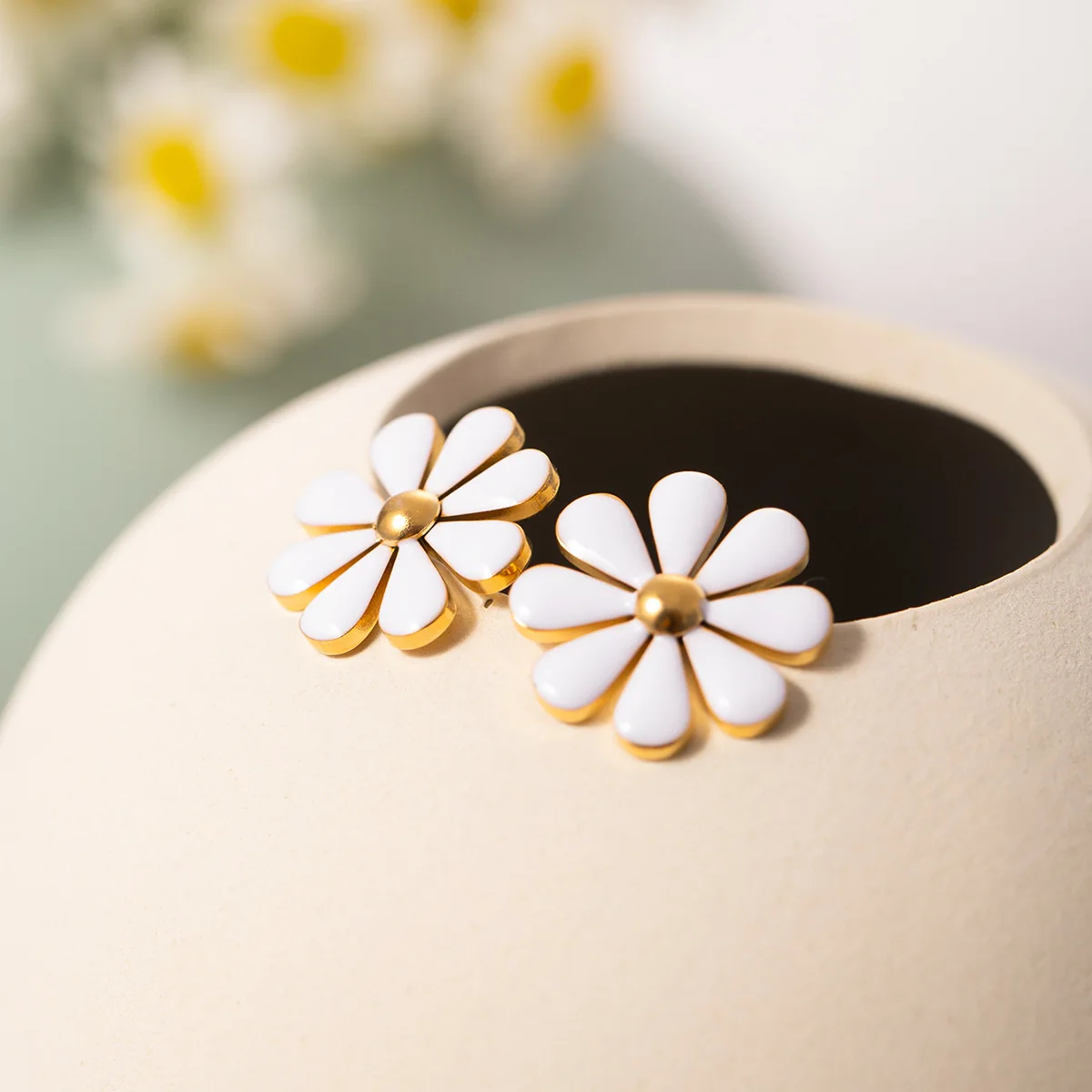 High-end 18K gold Summer enamel Statement Daisies Flower earrings Open loop stainless steel earrings Fashion accessories