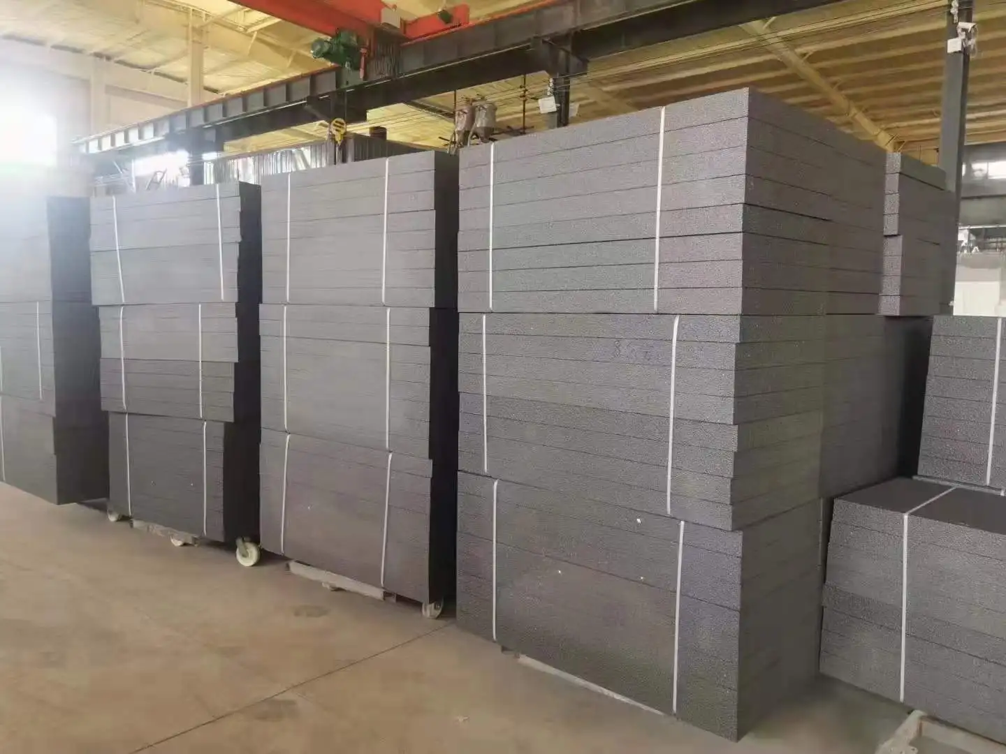 Производители производят строительную огнестойкую и устойчивую к давлению пенопластовую доску Eps